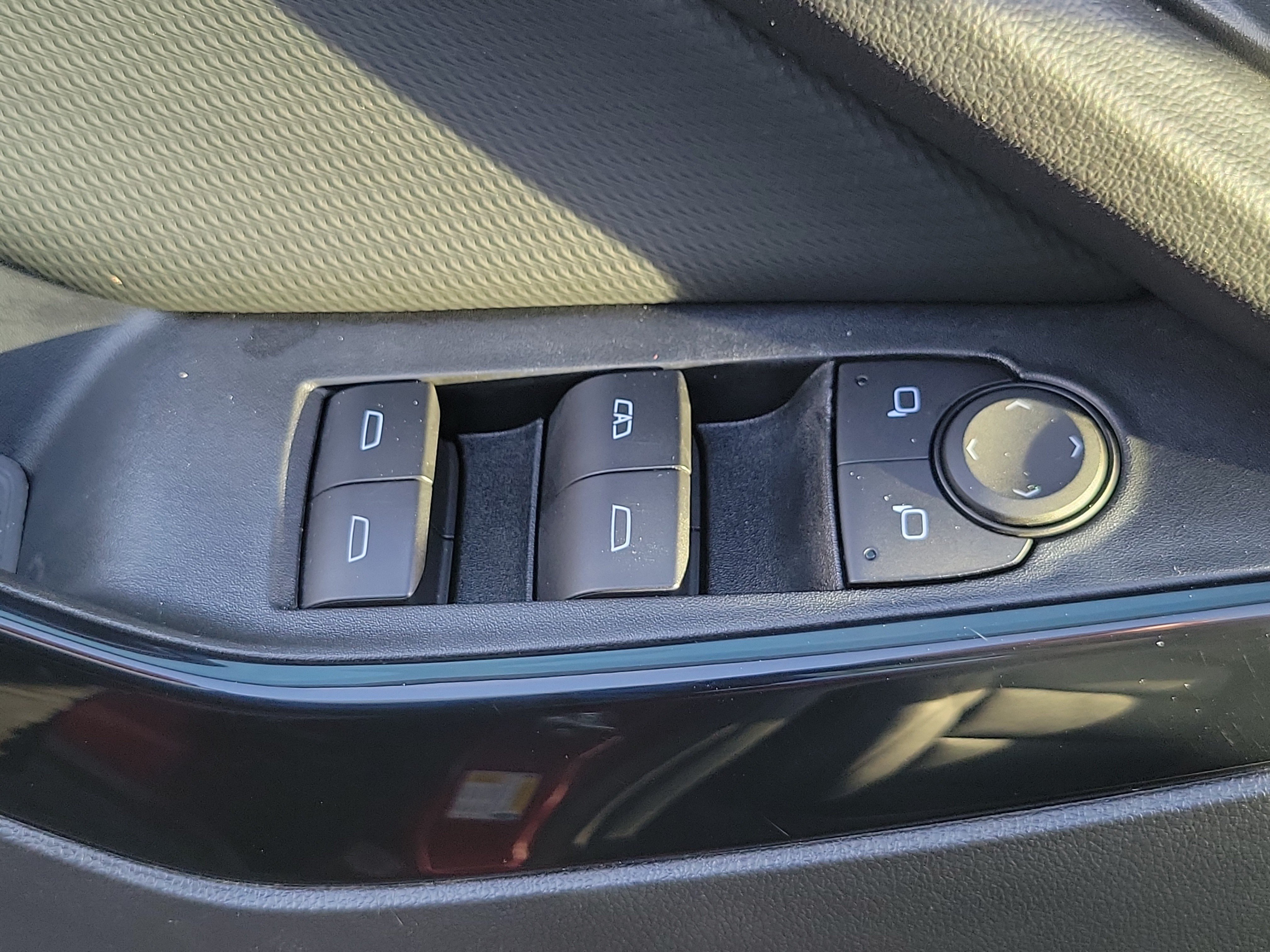 Used 2025 Chevrolet Equinox LT w/ Convenience Package II FWD image 28