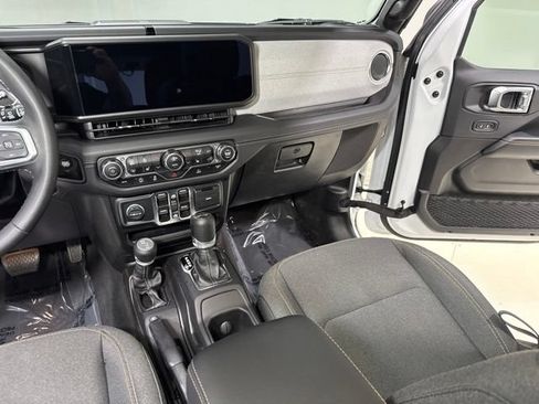 Used 2025 Jeep Wrangler Unlimited Sahara AWD/4WD image 21