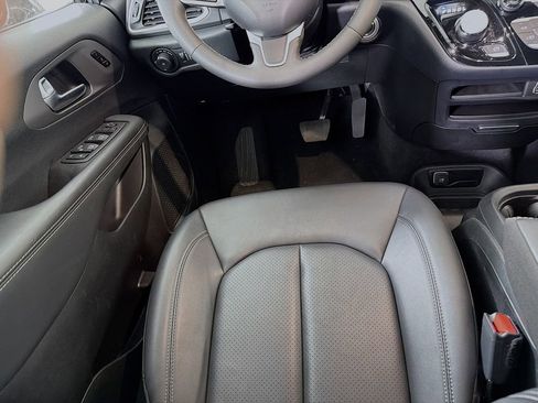 Used 2025 Chrysler Pacifica Select image 26