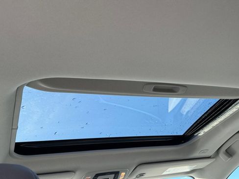 Used 2025 Toyota Sienna XLE image 27