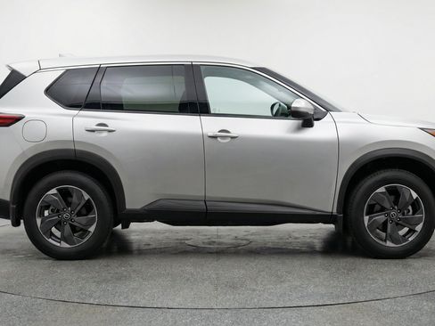 Used 2025 Nissan Rogue SV AWD/4WD image 11
