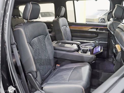 Used 2024 Jeep Grand Wagoneer Series III image 33