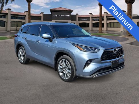Used 2023 Toyota Highlander Platinum FWD image 2