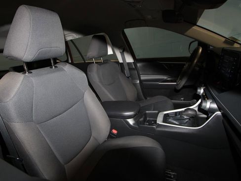 Used 2022 Toyota RAV4 LE image 18