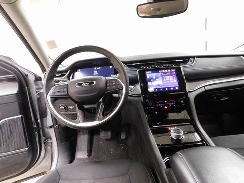 Used 2022 Jeep Grand Cherokee Laredo image 8