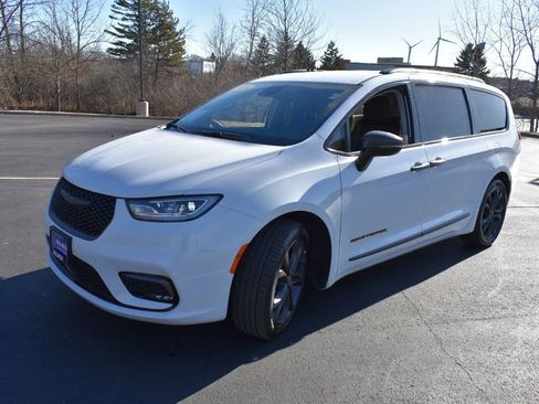 Used 2024 Chrysler Pacifica Touring-L w/ Uconnect Theater Family Group image 9