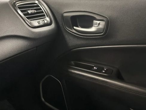 Used 2018 Jeep Compass Latitude w/ Popular Equipment Group FWD image 17
