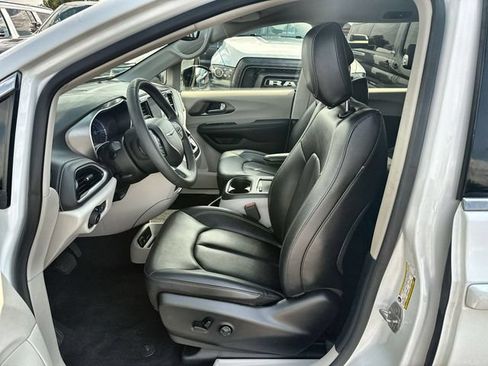 Used 2024 Chrysler Pacifica Limited FWD image 11