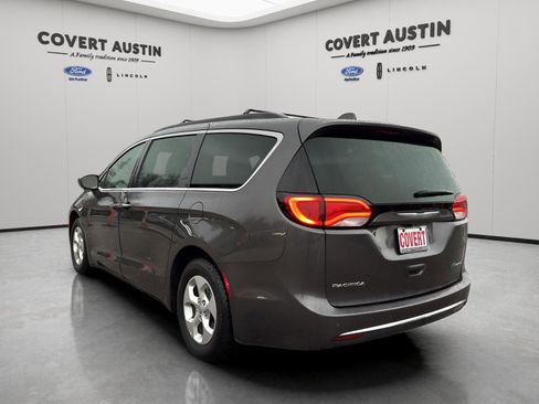 Used 2018 Chrysler Pacifica Touring Plus image 3