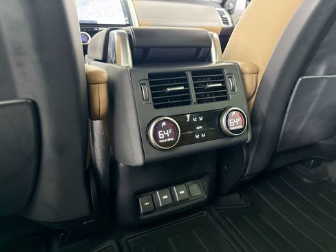 Used 2024 Land Rover Discovery Metropolitan Edition image 16