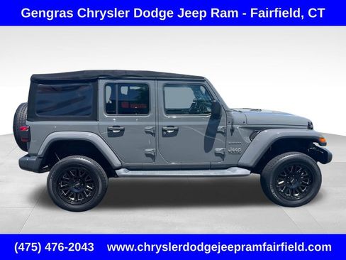 Used 2018 Jeep Wrangler Unlimited Sahara AWD/4WD image 8