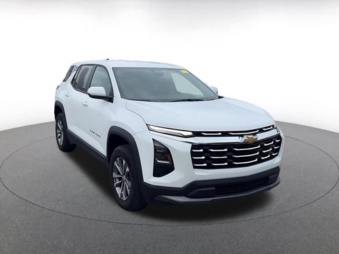 Used 2025 Chevrolet Equinox LT AWD/4WD image 2