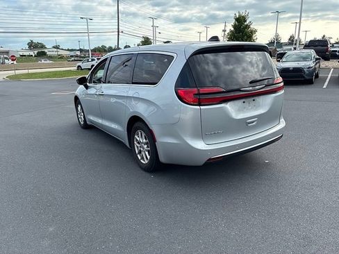 Used 2024 Chrysler Pacifica Touring-L FWD image 12