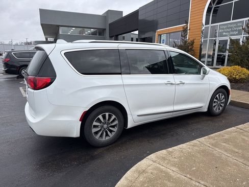 Certified 2020 Chrysler Pacifica Touring-L Plus image 3