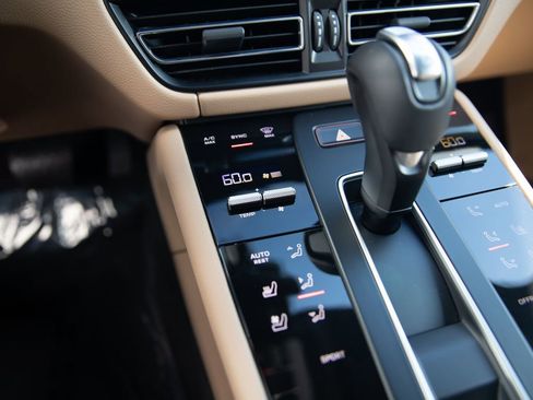 Certified 2025 Porsche Macan image 17