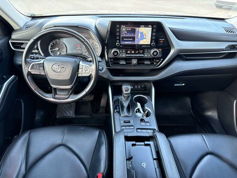 Used 2022 Toyota Highlander XLE AWD/4WD image 16