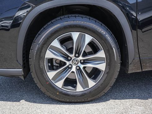 Used 2022 Toyota Highlander XLE FWD image 11