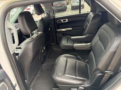 Used 2022 Ford Explorer XLT w/ Equipment Group 202A AWD/4WD image 10