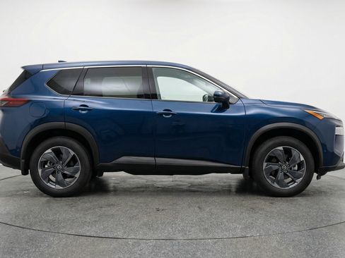 Used 2025 Nissan Rogue SV FWD image 11