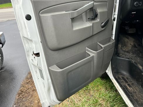 Used 2018 Chevrolet Express 4500 Extended w/ Driver Convenience Package RWD image 9