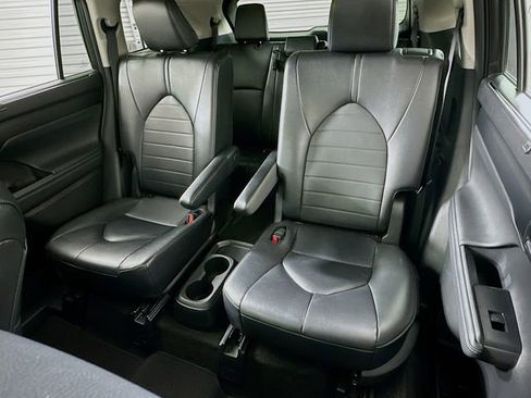 Used 2024 Toyota Highlander XLE image 11