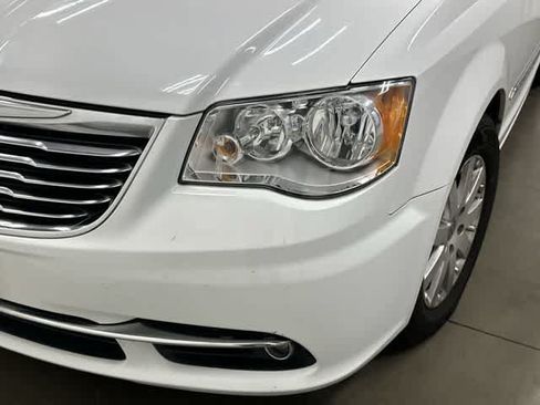 Used 2014 Chrysler Town & Country Touring FWD image 30