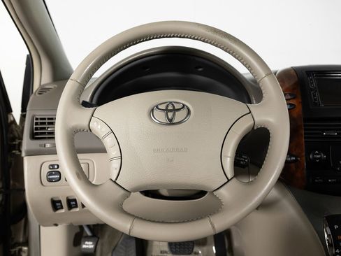 Used 2004 Toyota Sienna XLE Limited image 31