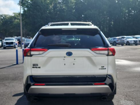 Used 2022 Toyota RAV4 SE w/ SE Grade Weather Package AWD/4WD image 4