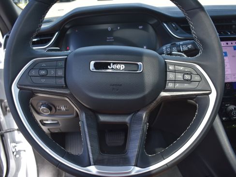 Used 2025 Jeep Grand Cherokee L Limited w/ Luxury Tech Group II image 13