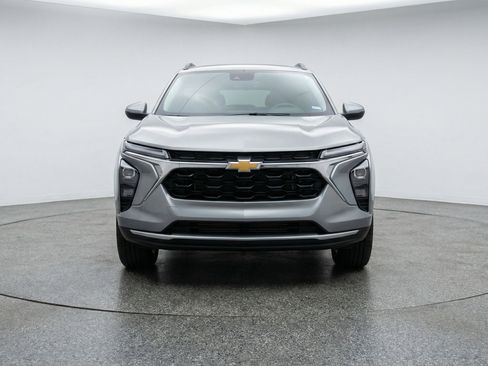 Used 2025 Chevrolet Trax LT w/ LT Convenience Package FWD image 2