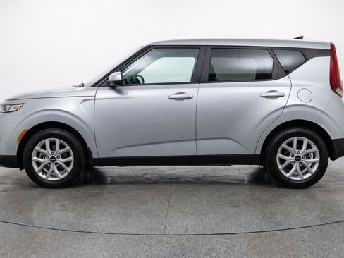 Used 2025 Kia Soul LX w/ LX Technology Package FWD image 5