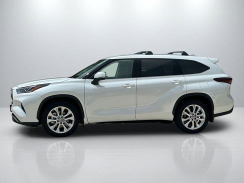 Used 2026 Toyota Highlander Limited AWD/4WD image 8