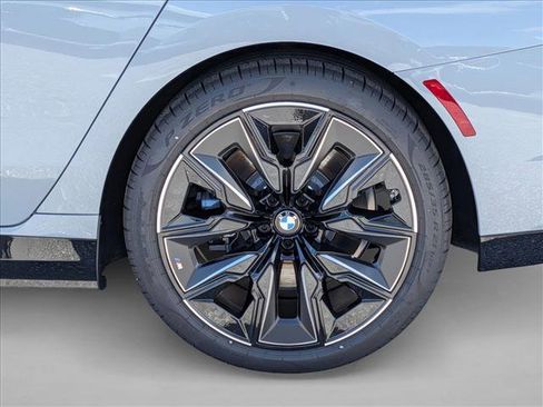 New 2026 BMW 750e xDrive image 10