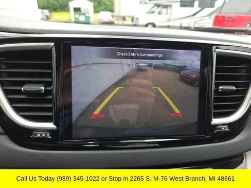 Used 2023 Chrysler Pacifica Touring-L FWD image 24