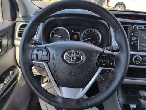 Used 2018 Toyota Highlander XLE AWD/4WD image 14