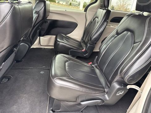 Used 2023 Chrysler Pacifica Touring-L image 22