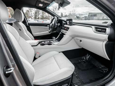 Used 2025 Genesis G70 2.5T image 17