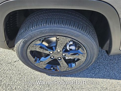 New 2025 Jeep Grand Cherokee Altitude image 18