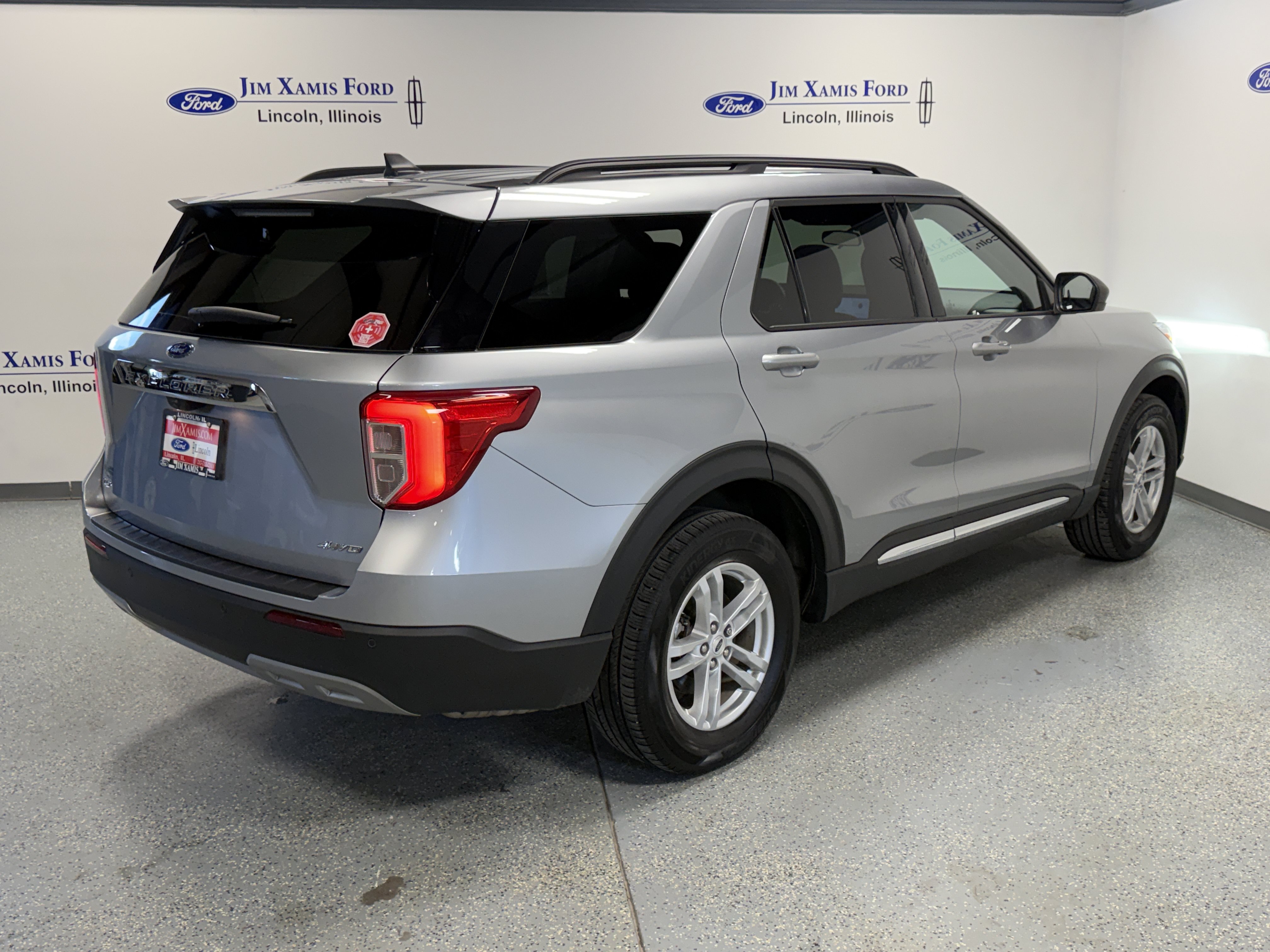 Used 2024 Ford Explorer XLT w/ Equipment Group 202A AWD/4WD image 33
