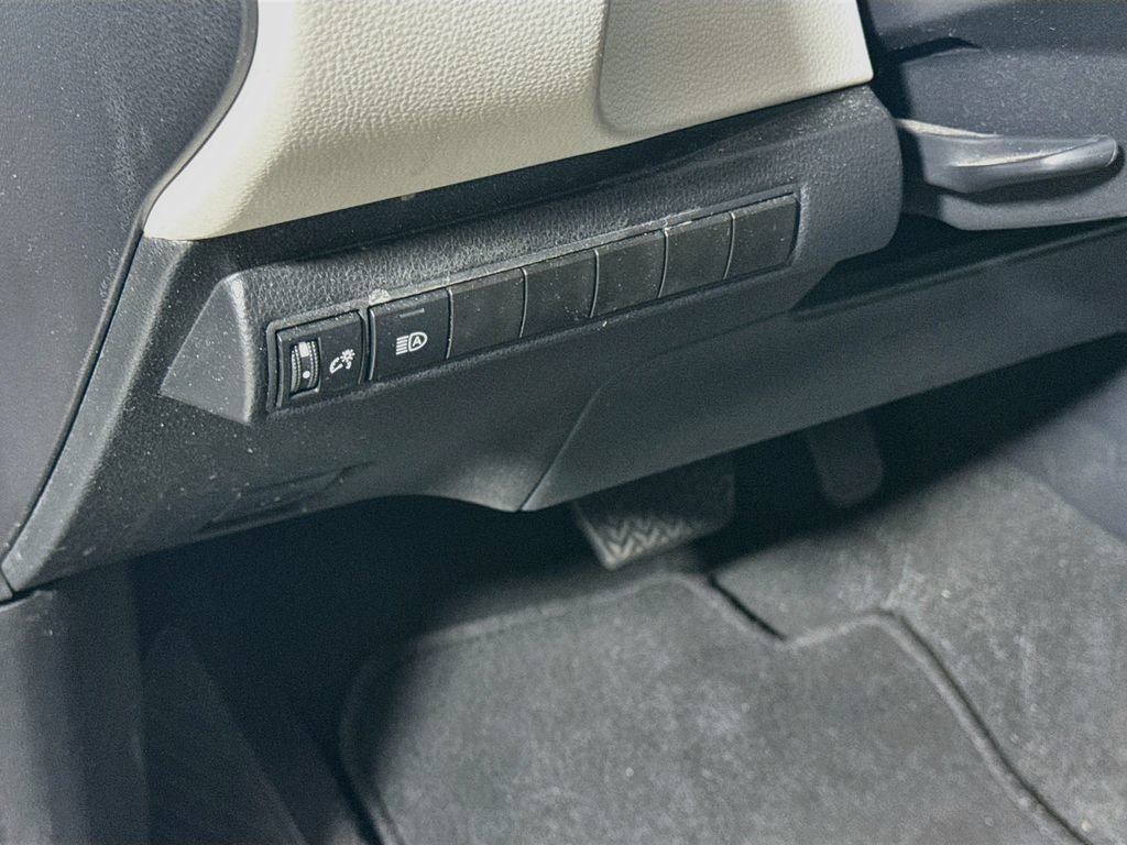 Used 2025 Toyota Corolla LE FWD image 11