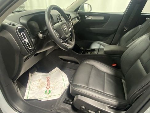 Used 2025 Volvo XC40 B5 Core image 10
