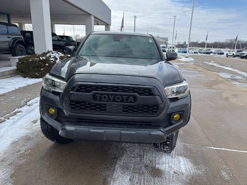 Used 2019 Toyota Tacoma TRD Off-Road image 2