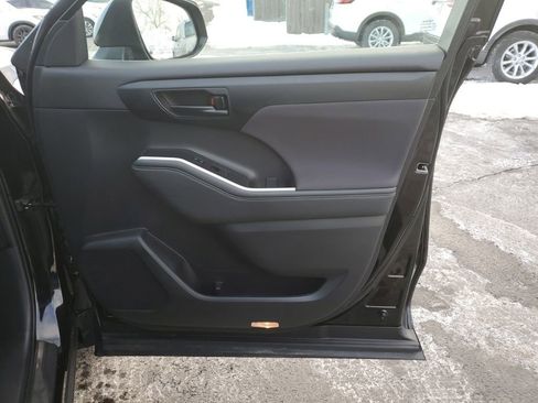 Used 2023 Toyota Highlander LE image 30