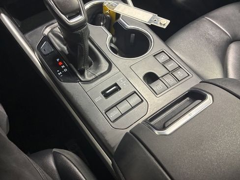 Used 2023 Toyota Highlander XLE image 25