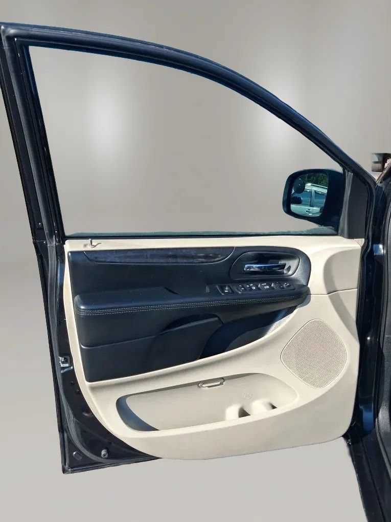 Used 2018 Dodge Grand Caravan SE w/ UConnect Hands-Free Group FWD image 17