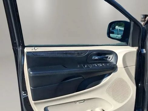 Used 2018 Dodge Grand Caravan SE w/ UConnect Hands-Free Group FWD image 17