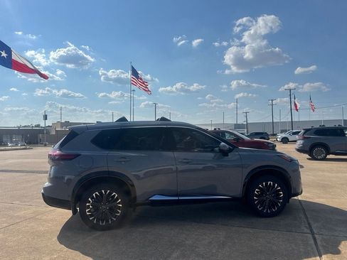 Certified 2025 Nissan Rogue Platinum FWD image 25