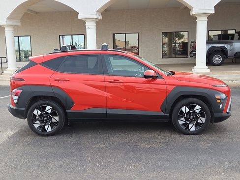 Used 2024 Hyundai Kona SEL w/ Convenience Package FWD image 4