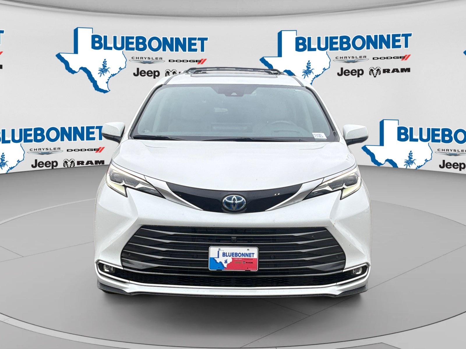Used 2025 Toyota Sienna Platinum FWD image 2