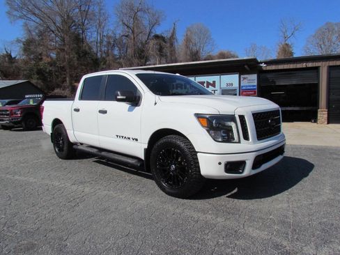 Used 2018 Nissan Titan SV w/ SV Convenience Package image 1